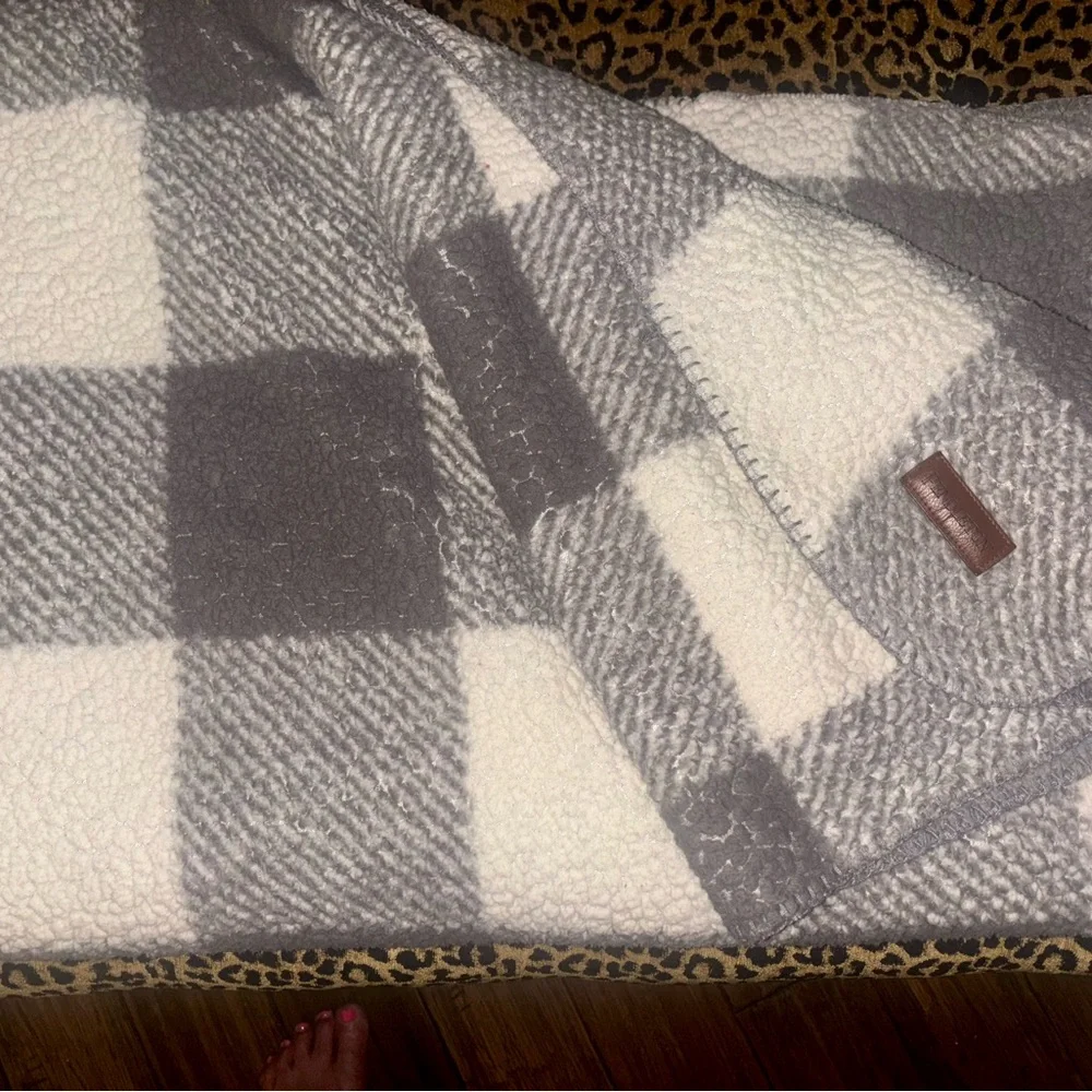 Pendleton Soft Gray and Cream Checkered Blanket - Picture 2 of 5